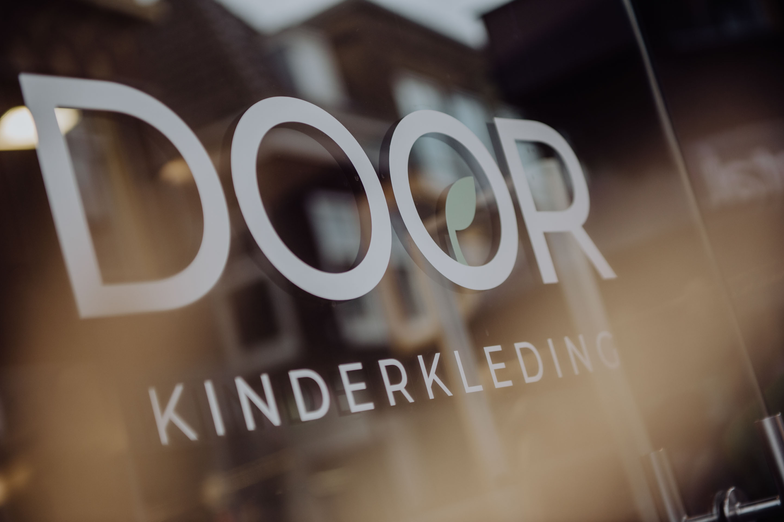 Vectorlogo Door Kinderkelding, geschikt voor raambelettering