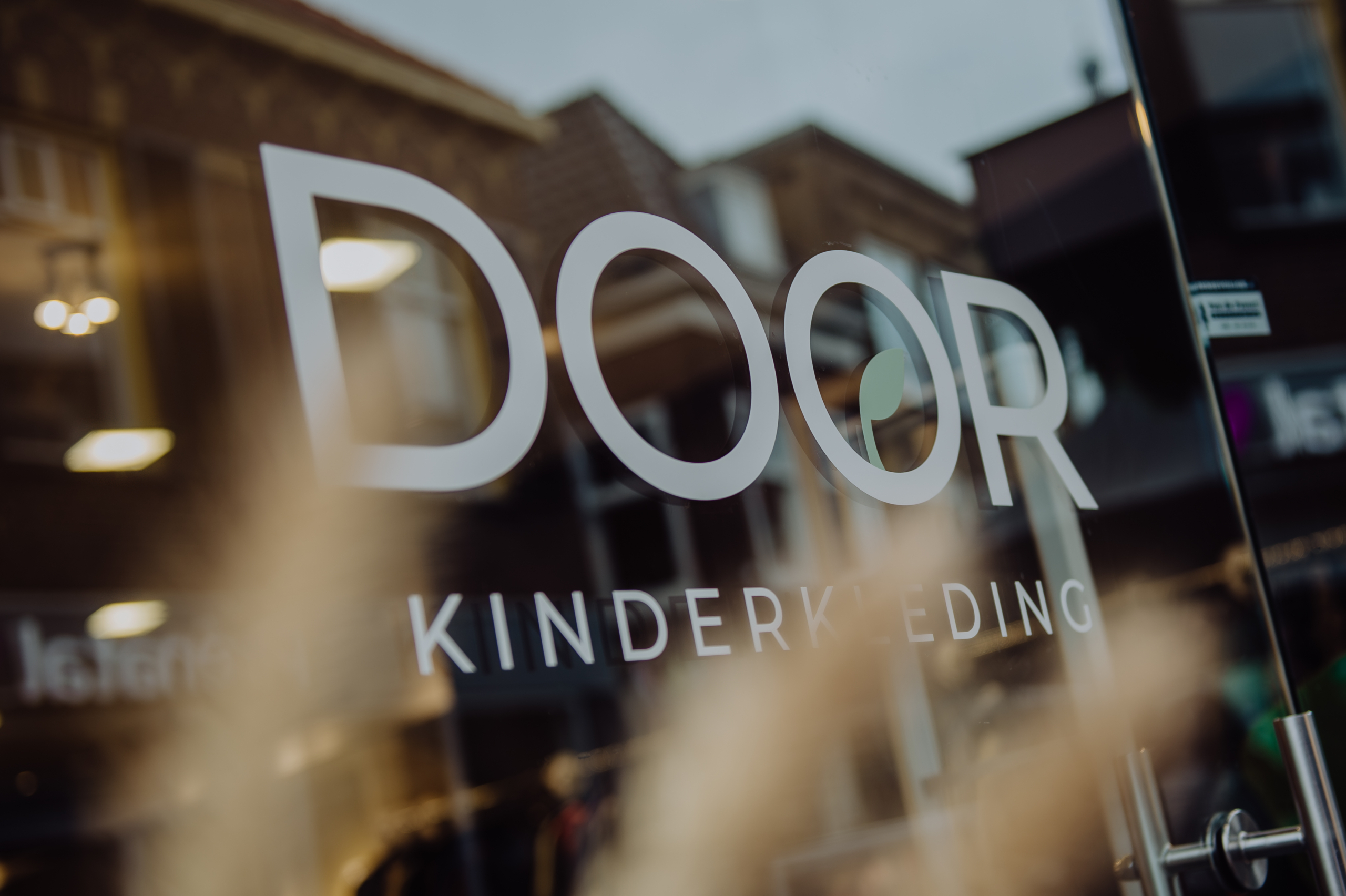 DOOR kinderkleding Winkelbelettering Raambelettering logo
