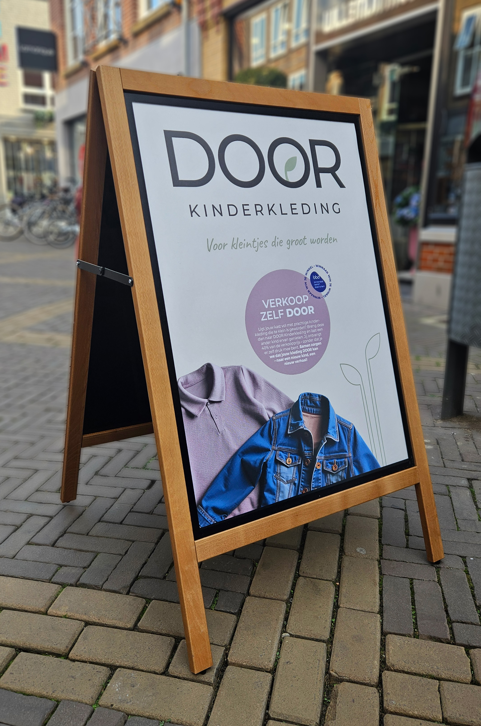 DOOR kinderkleding Houten Stoepbord met poster