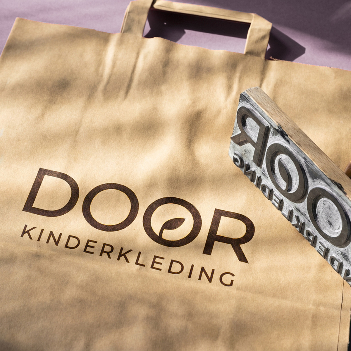 DOOR kinderkleding Logostempel met bruine inkt