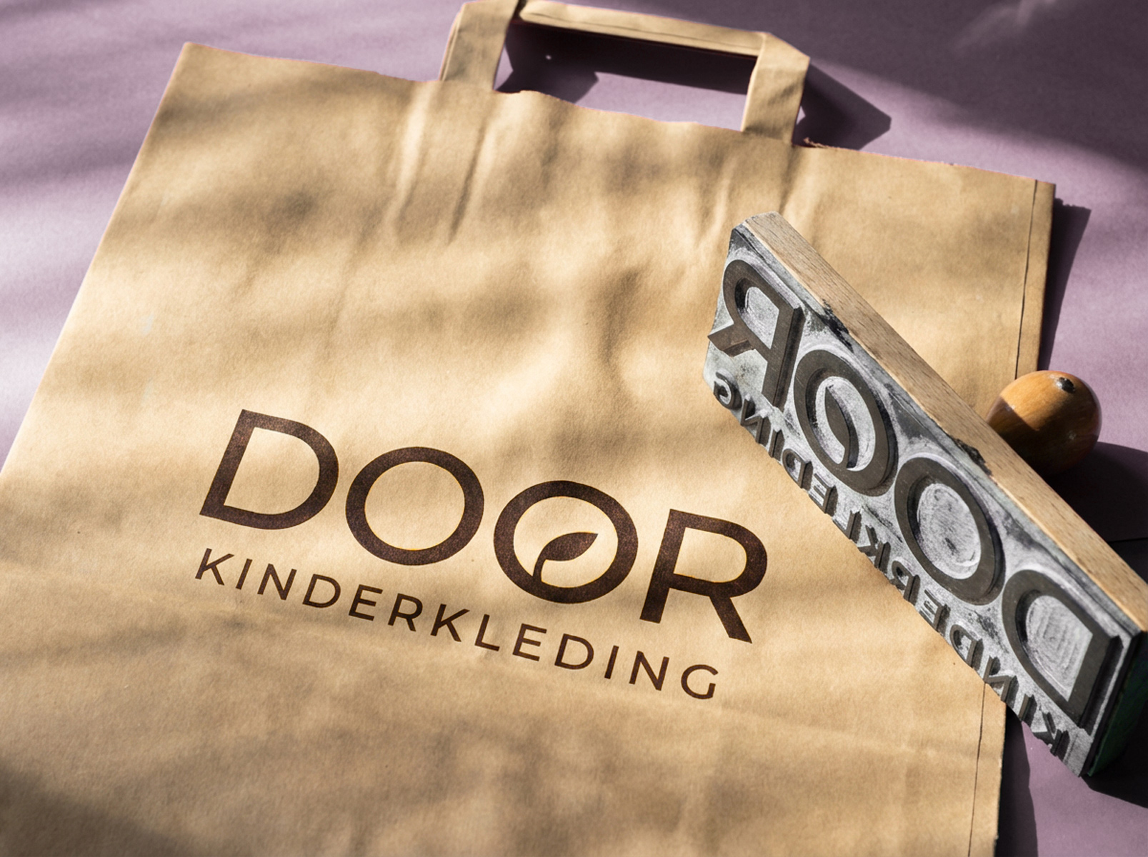 DOOR kinderkleding Logostempel met bruine inkt DOOR kinderkleding Logostempel met bruine inkt