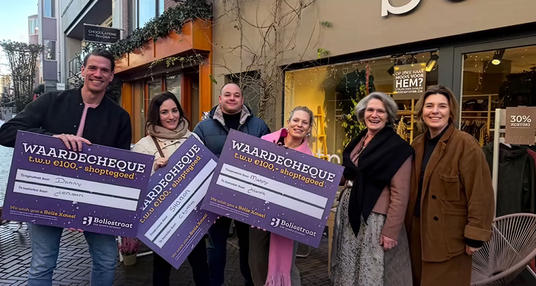 Grote waardecheques voor winnaars van de kerstwensactie in de Boliestraat