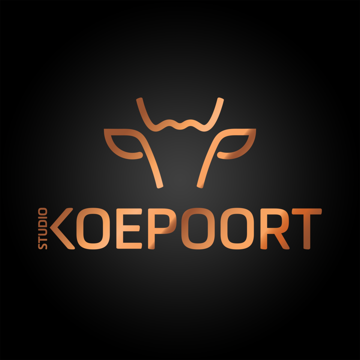 Logo van atelier Studio Koepoort op donkere achtergrond Luxe logo van atelier Studio Koepoort uit Doesburg met stijlvolle koe in koperkleur op donkere achtergrond