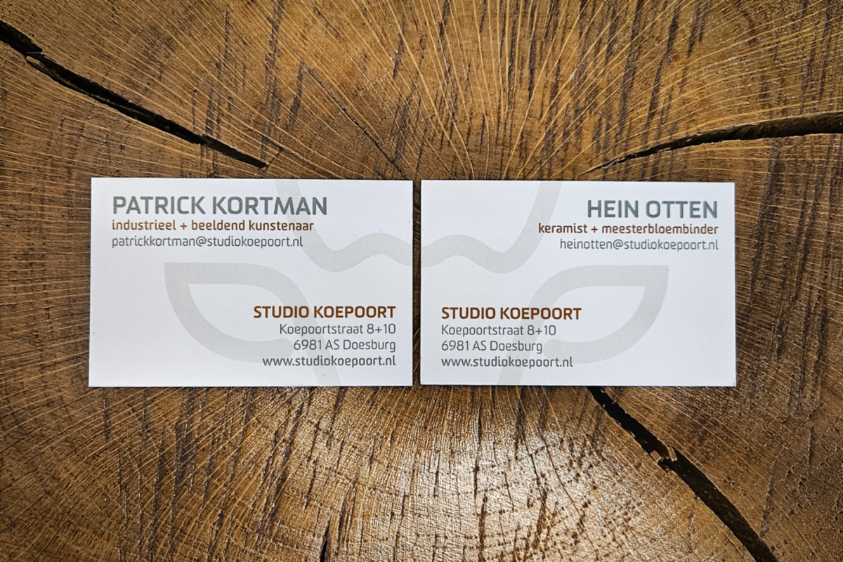 Aansluitende achterzijdes visitekaartjes Studio Koepoort