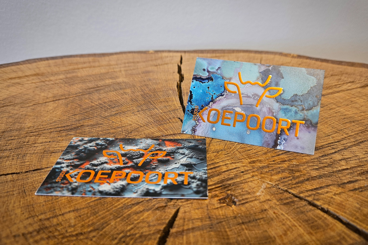 Studio Koepoort visitekaartjes-met koperfolie voorzijdes Voorzijde visitekaartjes Studio Koepoort met koperfolie logo