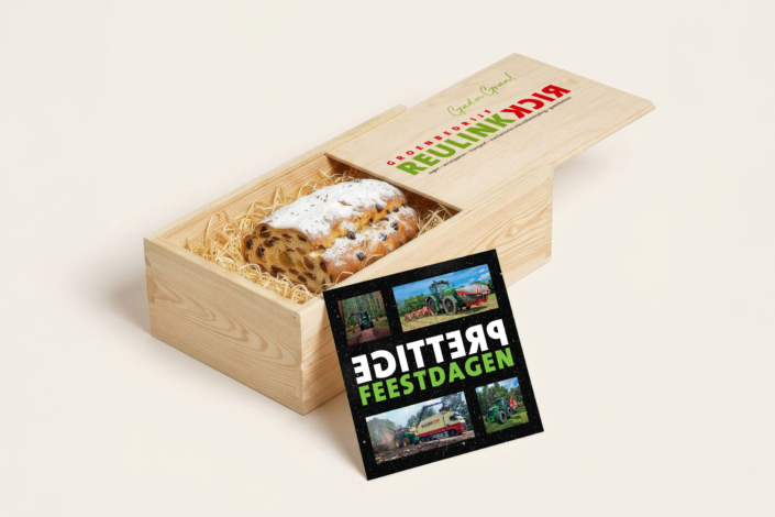 Houten kist fullcolour bedrukt in huisstijl en gevuld met een ambachtelijke kerststol en kerstkaart voor Groenbedrijf Rick Reulink