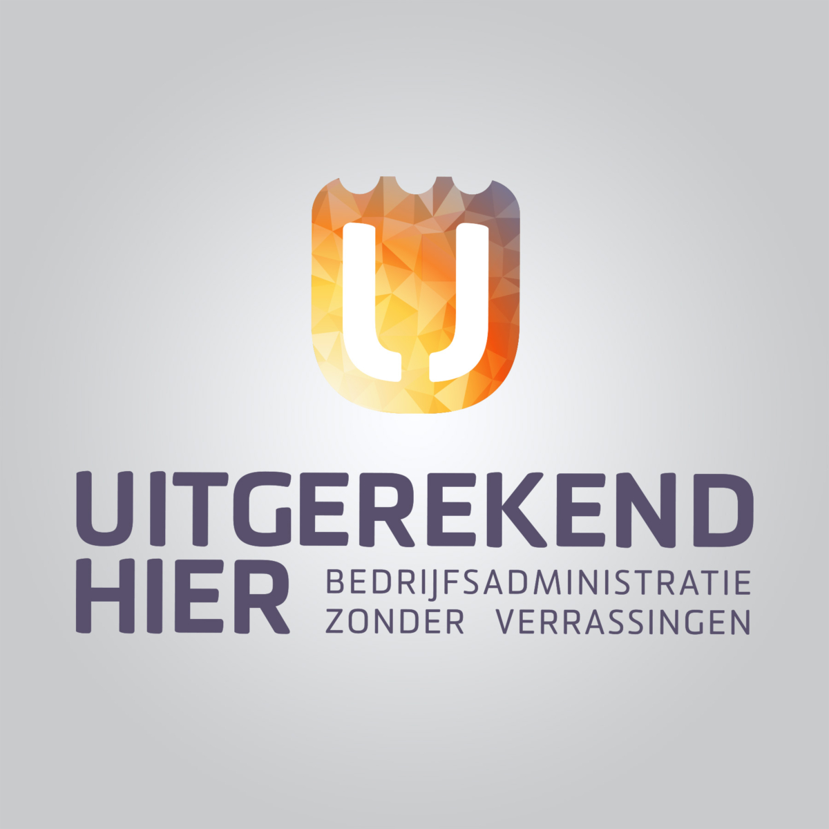 logo Uitgerekend Hier op lichte ondergrond Het staande, primaire logo van Uitgerekend Hier op een witte achtergrond.