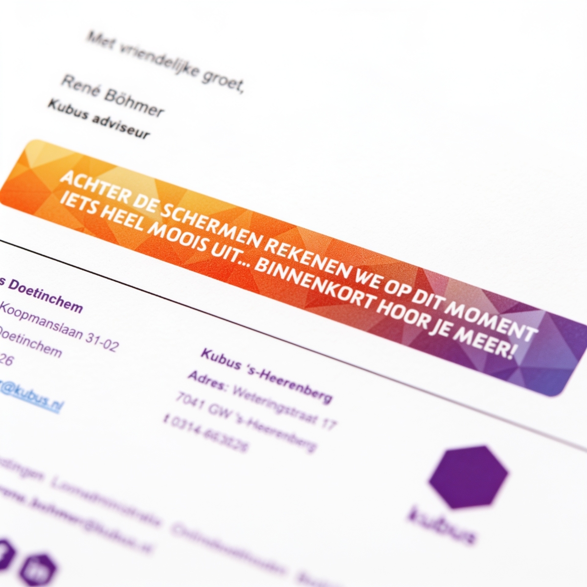 Teaserafbeelding Uitgerekend Hier - vooraankondiging introductiecampagne e-mailhandtekening Teaserafbeelding in de nieuwe huisstijl van Uitgerekend Hier, geplaatst onder uitgaande e-mails als vooraankondiging van de naamswijziging