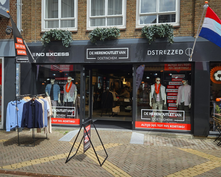 Winkelgevel met winkelaankleding voor De Herenoutlet van Doetinchem