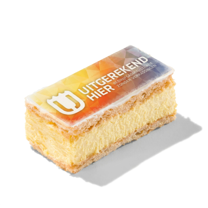 Tompouce bedrukt met de volledige kleurrijke huisstijl van Uitgerekend Hier, logo diapositief uitgespaard