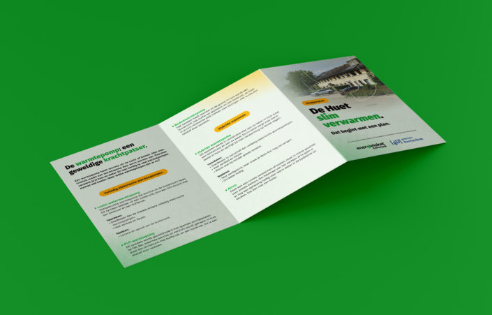Buitenzijde van het drieluik met het stappenplan duurzaam verwarmen voor De Huet