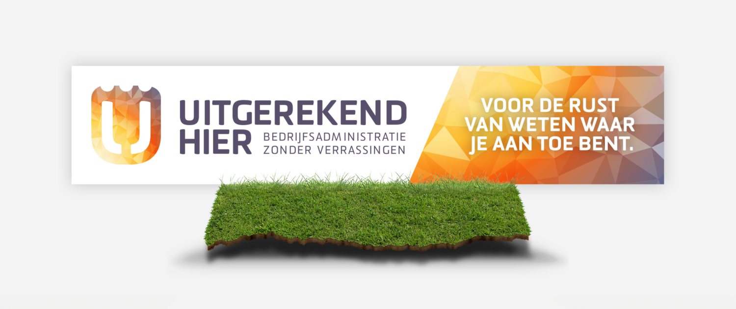 Sponsorbord Uitgerekend Hier Sponsorbord van Uitgerekend Hier met links het logo en rechts een oranje kleurvlak met de pay-off in witte letters.