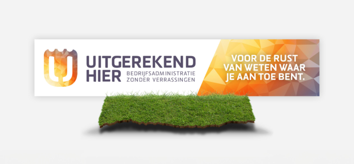 Sponsorbord van Uitgerekend Hier met links het logo en rechts een oranje kleurvlak met de pay-off in witte letters.
